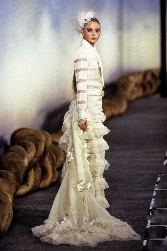 056-chanel-spring-2001-couture-CN10010917-devon-aoki - Over The Moon